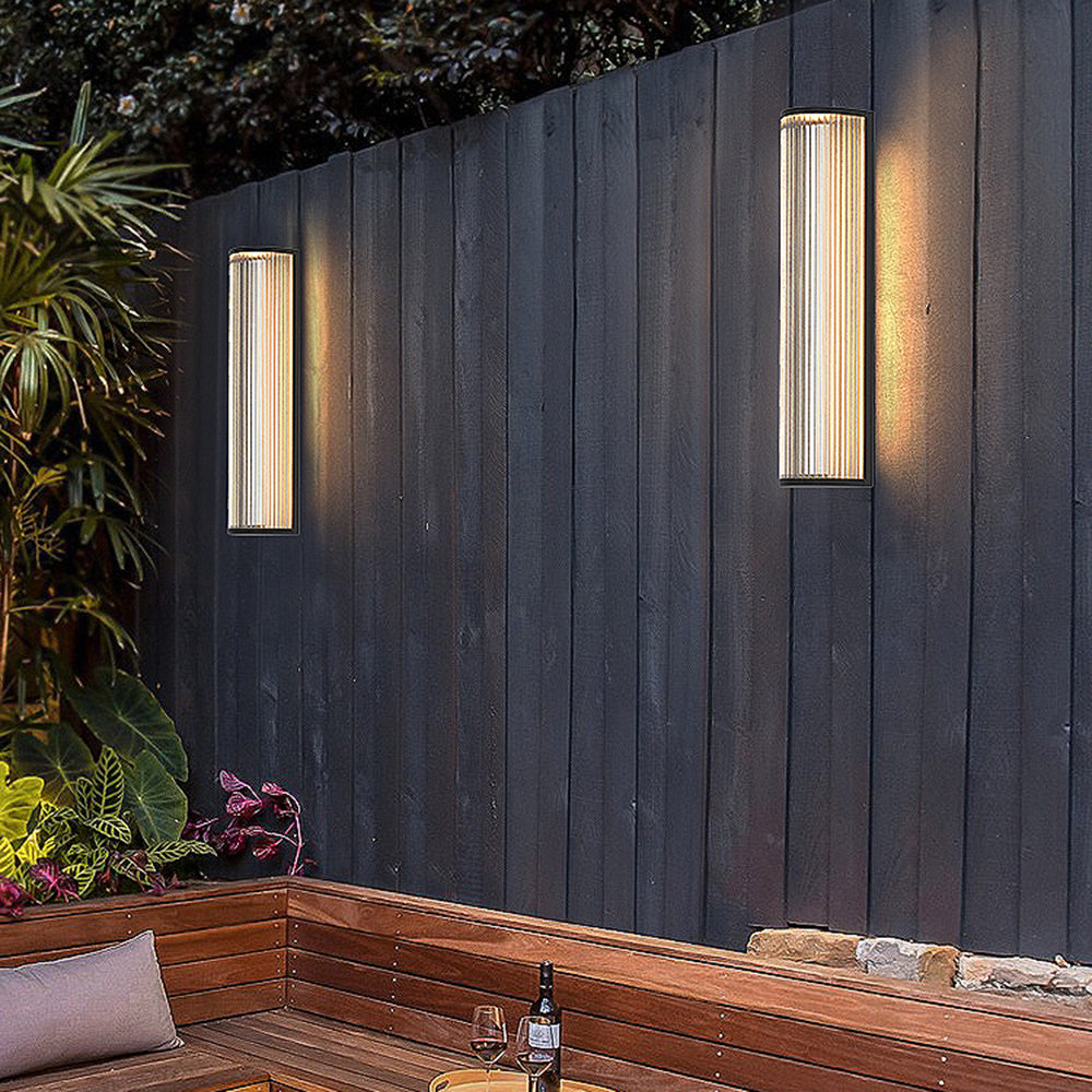 Ray Modern Semi-Cylindrical Outdoor Metal/ Wall Lamp, Clear/Black