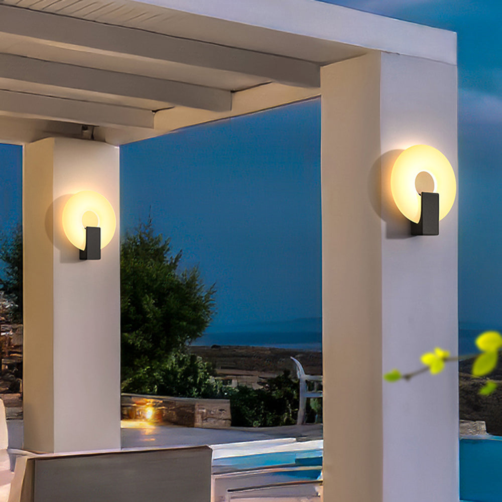 Ray Modern Metal/ Solar Waterproof Outdoor Wall Lamp, Black/White