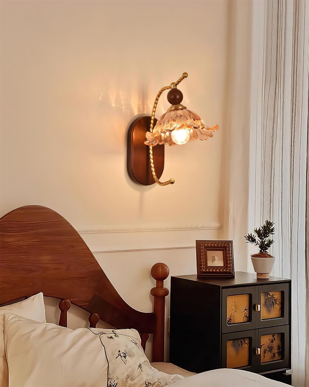 Calyx Wall Lamp