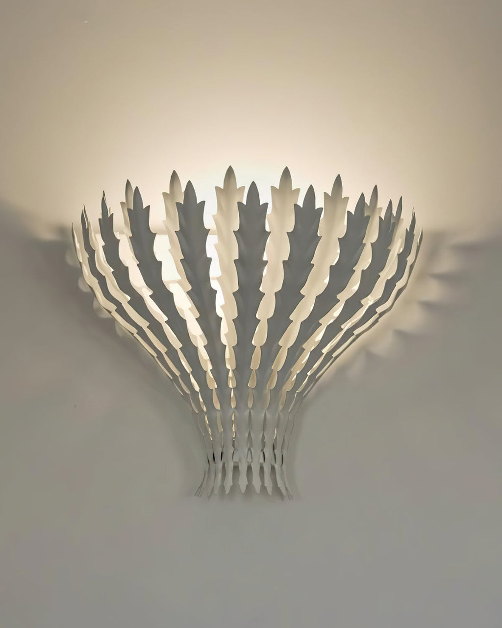 Wall Light Handmade Leaf Motif Metal Body Elegant Sconce