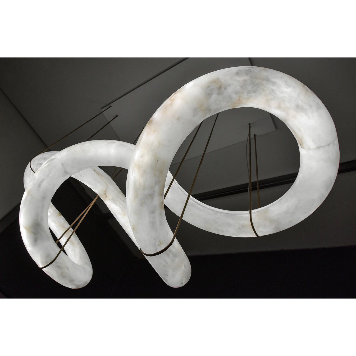 Utalyra Curved Alabaster Pendant Light